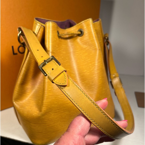 Louis Vuitton gold epi petit Bucket bag with drawstring authenticated o er $500. - Picture 3 of 15